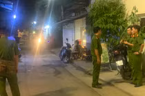 Công an lấy lời khai các nhân chứng.