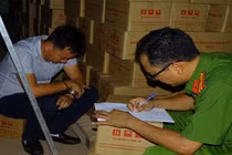 Công an làm việc với chủ cơ sở.