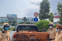 CSGT phát hiện xe ô tô chở 10.000 cái khẩu trang y tế không rõ nguồn gốc xuất xứ ở sân bay Tân Sơn Nhất trong mùa Covid-19