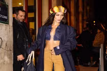 Bella Hadid và gu thời trang "đã hở là phải bạo" khiến fan đỏ mặt