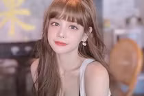 Nữ streamer được fan tặng trăm triệu vì rung lắc cơ thể khi động đất 
