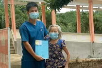 Cụ bà 84 tuổi mù lòa chiến thắng COVID-19, giữ đúng lời hứa ‘đi rồi mẹ về’