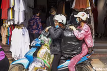 Chợ vải lớn nhất miền Bắc nhộn nhịp trở lại, tiểu thương tất bật đón khách
