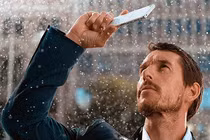 Những cách cần biết để bảo vệ điện thoại khi đi vào vùng lũ lụt 