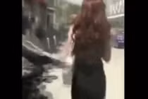 Video: Cướp túi xách của gái xinh, 2 thanh niên bị đánh no đòn