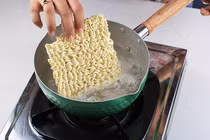Trụng mì ăn liền qua nước sôi, nên hay không?