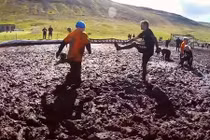 Hành xác với trò đá bóng trên bùn lầy