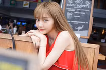 Cô gái bị chụp trộm thay quần áo lập tức thành hot girl