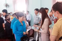 Thủy Tiên trao tiền từ thiện: Địa phương giám sát thế nào?