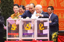 Ảnh: Các đại biểu bỏ phiếu bầu Ban Chấp hành Trung ương khóa XIII