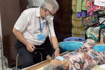 Cận cảnh người lớn tuổi được tiêm vắc xin COVID-19 'tại gia'