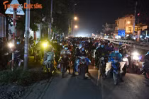 Người dân khốn khổ vượt nghìn km từ Nam ra Bắc: "Sao không dùng ô tô, tàu hỏa"?