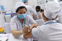 Tới lúc nên sống chung với COVID-19?