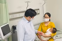 Ai chịu trách nhiệm vụ 18 trẻ sơ sinh bị tiêm nhầm vắc-xin COVID-19?