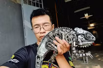 Chàng trai tạo ra con khủng long sắt bán giá trăm triệu