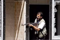 Phiến quân Syria bắt trẻ em xem hành quyết 