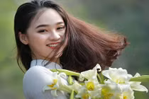 Nữ sinh gây thương nhớ với nụ cười bên hoa loa kèn