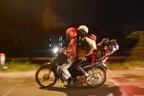 Xót xa trẻ nhỏ theo bố mẹ gần 2.000Km từ Bình Dương về quê