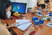 Nhân viên ngân hàng, tín dụng tạm thời sử dụng giấy đi đường đã cấp