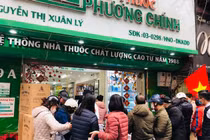 Dịch COVID-19 diễn biến phức tạp, người Hà Nội xếp hàng mua khẩu trang