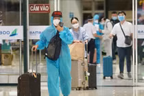 Chuyến bay thương mại đầu tiên từ TP HCM tới Hà Nội hạ cánh