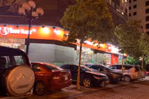 Nghỉ dịch COVID-19, mặt tiền cửa hàng biến thành... chỗ gửi xe