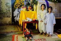Huế: Ám ảnh ánh mắt 3 đứa trẻ mồ côi bên quan tài cha mẹ
