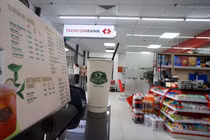 Bên trong cửa hàng VinMart đầu tiên tại Hà Nội bán Phúc Long