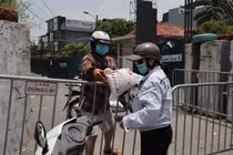 Bất chấp lệnh phong toả, người dân phường Chương Dương vẫn tiếp xúc nhiều shipper