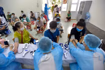 Công nhân người dân tộc bị mắc kẹt ở Hà Nội được tiêm Vero Cell