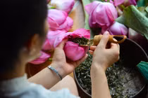Tận mắt công đoạn ướp 1000 bông mới được 1kg trà sen gạo, bán 25 triệu/kg
