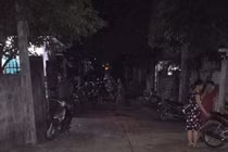Chồng đánh vợ, đốt nhà rồi dùng dao cứa cổ tự sát
