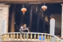 Thanh niên nghi ngáo đá trèo lên lan can chùa Phúc Long chặt đứt nhiều ngón tay