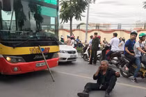 Lý do người đàn ông ngồi trước đầu xe buýt vài giờ đồng hồ không nhúc nhích