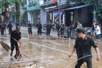 CSCĐ vần mình với bùn đất giúp dân chống ngập lụt