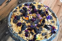 Pizza 50 triệu/cái, ăn xong "chết ngất"