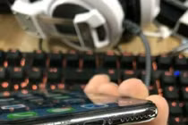 Một số iPhone X bị bong sơn, Apple tiết kiệm chi phí gia công?