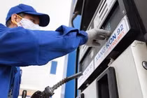 Giá xăng giảm gần 1.000 đồng/lít, xuống mức thấp kỷ lục
