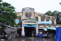 Cảnh đổ nát trong ngôi chợ tiền tỷ có 10 tiểu thương