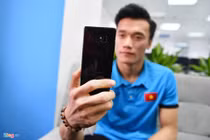 Bùi Tiến Dũng selfie bằng Note 8 hàng độc khắc tên mình 