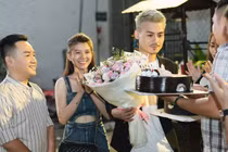 Hoa Vinh đắt show như sao hạng A chỉ sau vài tháng nổi tiếng