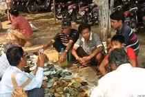 Choáng: Ngọc phỉ thúy bán đổ đống như rau ngoài chợ