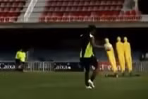 Thán phục 4 cú sút trúng xà ngang liên tiếp của Ronaldinho