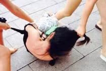 Ghen tuông, hai phụ nữ kéo nhau ra bờ kênh làm loạn