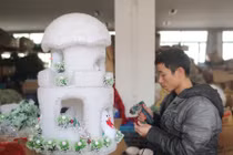 Bên trong khu phố sản xuất quà Noel lớn nhất thế giới