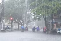 Thời tiết hôm nay: Cảnh báo mưa dông ở khu vực Hà Nội