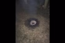 Hố sâu 1 mét cháy không ngừng khiến giới khoa học đau đầu