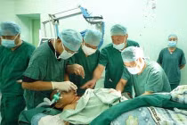 Thoát chết thần kỳ dù 7 thanh kim loại xuyên cổ