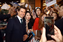 Tom Cruise gặp sự cố quên kéo khóa quần ở lễ ra mắt phim