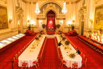 Tận mục bữa tiệc xa hoa trong cung điện Buckingham
